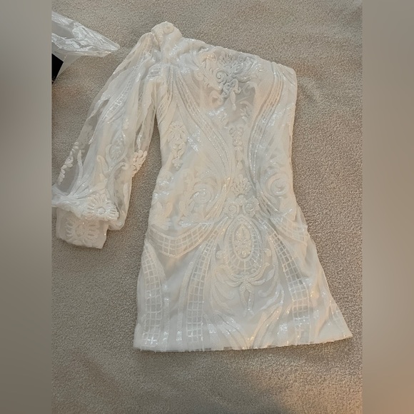 White one-sleeve dress with sequin design - Picture 1 of 3